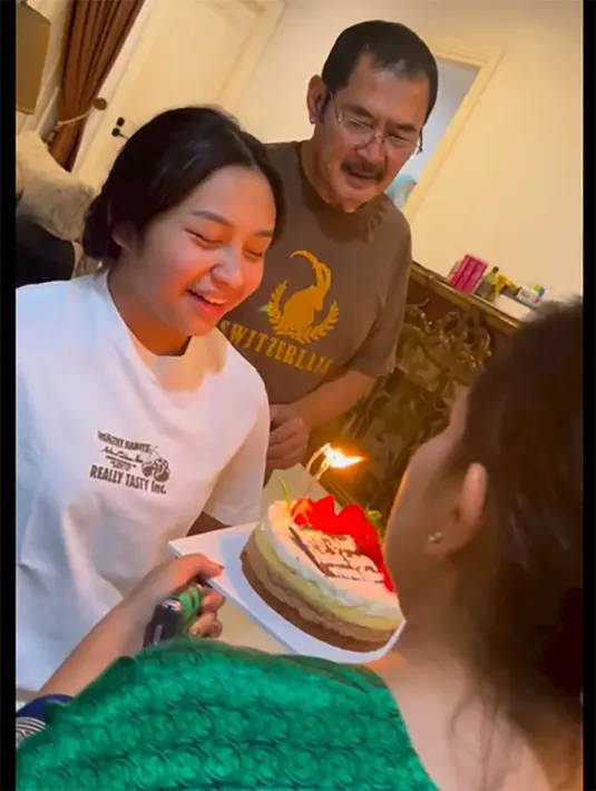 Khirani yang berada di lantai bawah tampak terkejut saat dipanggil ayahnya. Ditangga, ia tampak begitu bahagia melihat orang-orang yang menyayanginya memberikan kejutan ultah di Sweet Seventeen. [Instagram/Mayangsari_Official]