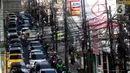Kabel yang semrawut dan tidak tertata ini merusak keindahan dan estetika kota. (Liputan6.com/Johan Tallo)