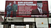 Guna memantapkan dukungan agar bisa meraih kemenangan di Pemilu 2024, Pena 98 ikut memasang Baliho raksasa yang bertuliskan "Kami Bersama Ganjar Pranowo" di markasnya, kawasan Cokroaminoto, Menteng, Jakarta Selatan. (Foto: Istimewa).
