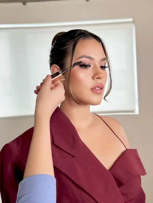 Raisa juga tampil dengan riasan glamor dari makeup artist global Archangela Chelsea yang juga dari Indonesia. Ia adalah MUA global yang sudah lama malang melintang di Amerika. Raisa memang mempercayakan gaya fashionnya kepada stylist dari Indonesia yang sudah dipersiapkan sejak dari Jakarta. (Liputan6.com/IG/@raisa6690)