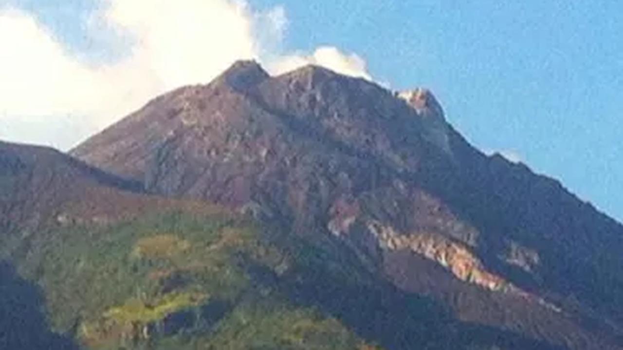 Sedangkan lontaran material vulkanik jika terjadi erupsi eksplosif dapat menjangkau radius lima kilometer dari puncak. Demikian dilansir dari Antara.