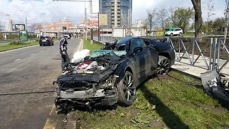 Hantam Tiang Listrik Pakai Nissan GT-R, Pesepak Bola Rusia Tewas 