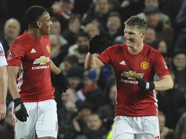 Ekspresi kegembiraan pemain Manchester United, Bastian Schweinsteiger (kanan) usai membobol gawang Wigan Athletic pada putaran keempat Piala FA di Old Trafford, Manchester,  (29/1/2017). Manchester United menang 4-0. (AP/Rui Vieira)