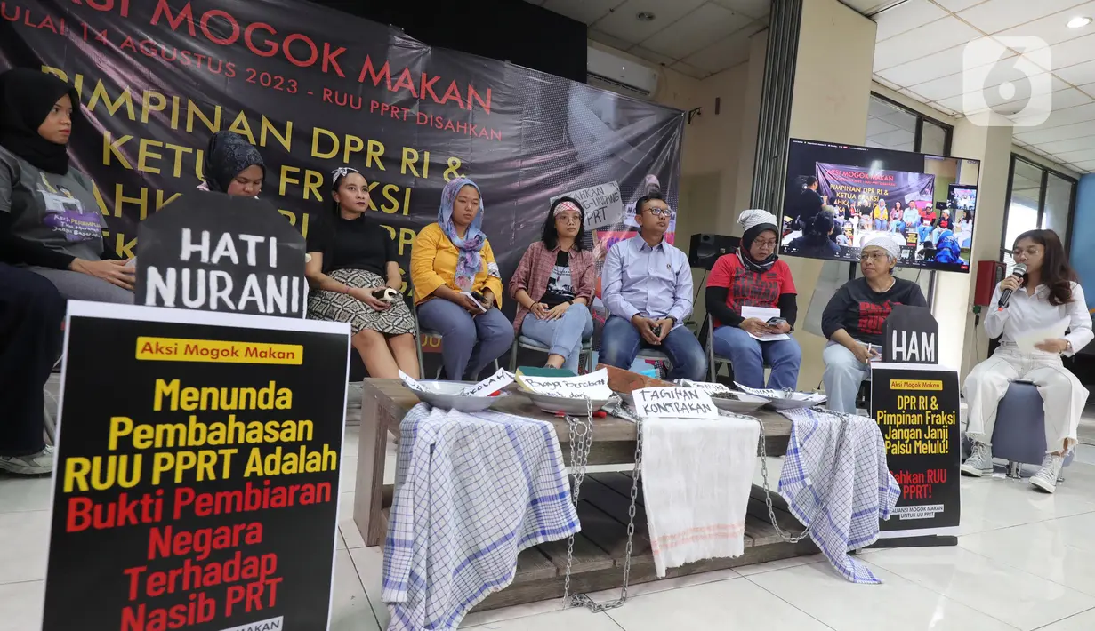 Aksi ini dilakukan menyusul belum dibahasnya Rancangan Undang-Undang Perlindungan Pekerja Rumah Tangga (RUU PPRT) oleh DPR RI. (merdeka.com/Arie Basuki)