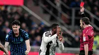 Pierre Kalulu menerima kartu merah di laga Inter Milan vs Juventus di pekan ke-25 Liga Italia 2025/2026 di Giuseppe Meazza, Minggu (15/02/2026) dini hari WIB. (Marco Alpozzi/LaPresse via AP)