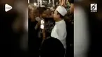 Politisi Golkar, Nusron Wahid, diadang dan ditantang pendemo saat ziarah ke Makam Luar Batang.