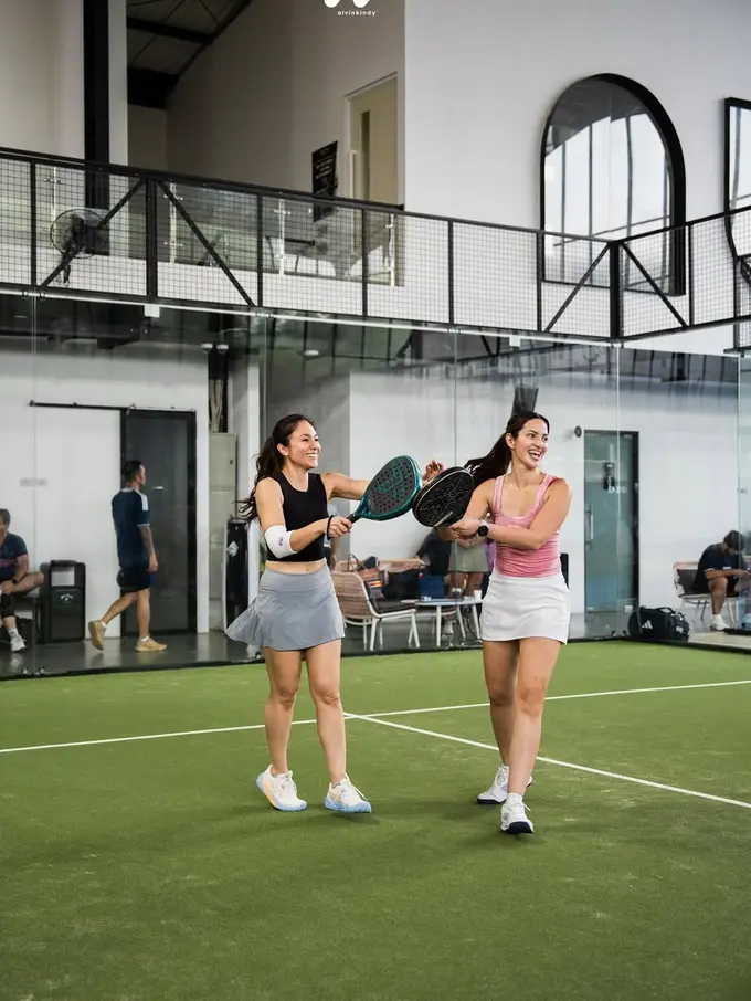 Potret Bugar Ibu Tiga Anak Nia Ramadhani dan Wulan Guritno Main Padel Bareng, Kompak Pamer Tubuh Atletis