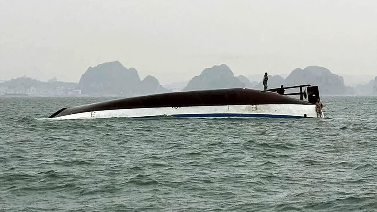 FOTO: Kapal Wisata Terbalik di Teluk Ha Long, Puluhan Wisatawan Tewas