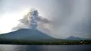 Kondisi Gunung Agung yang mengeluarkan asap tebal di Kabupaten Karangasem, Bali (28/11). Penyebab timbulnya dua lubang kawah baru ini karena adanya dorongan magma dari perut Gunung Agung yang terus mendobrak keluar. (AFP Photo/Sonny Tumbelaka)