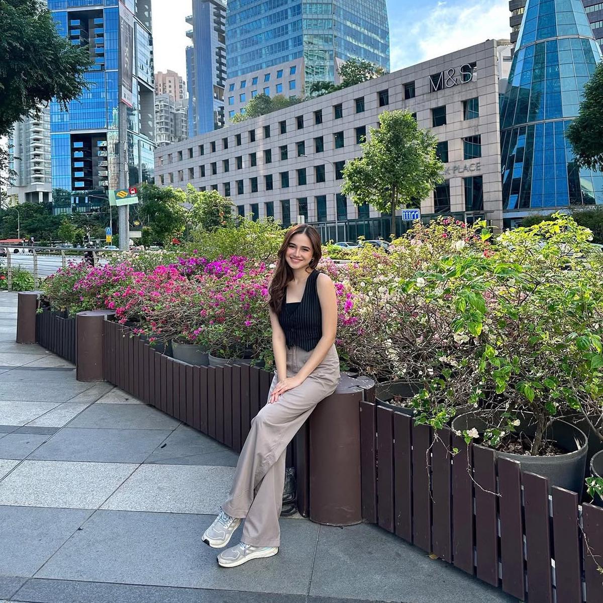 Cantik dan Stylish , Potret Outfit Syifa Hadju dengan Gaya Casual di Berbagai Momen Santai