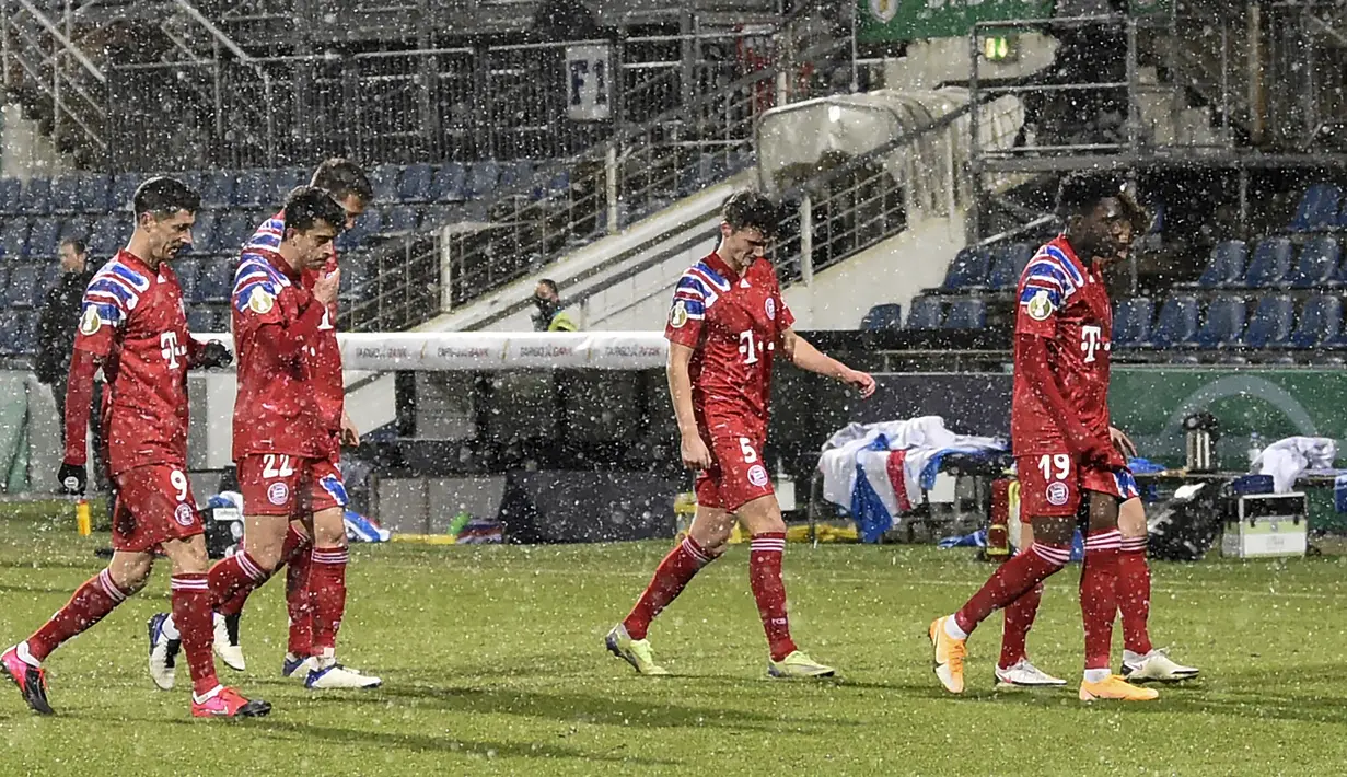 Para pemain Bayern Munich meninggalkan lapangan usai dikalahkan tim Divisi 2 Holstein Kiel 5-6 lewat adu penalti dalam laga babak kedua Piala DFB Pokal 2020/21 di Kiel, Rabu (13/1/2021). Kedua tim bermain imbang 2-2 di waktu normal hingga perpanjangan waktu. (AFP/Fabian Bimmer/Pool)
