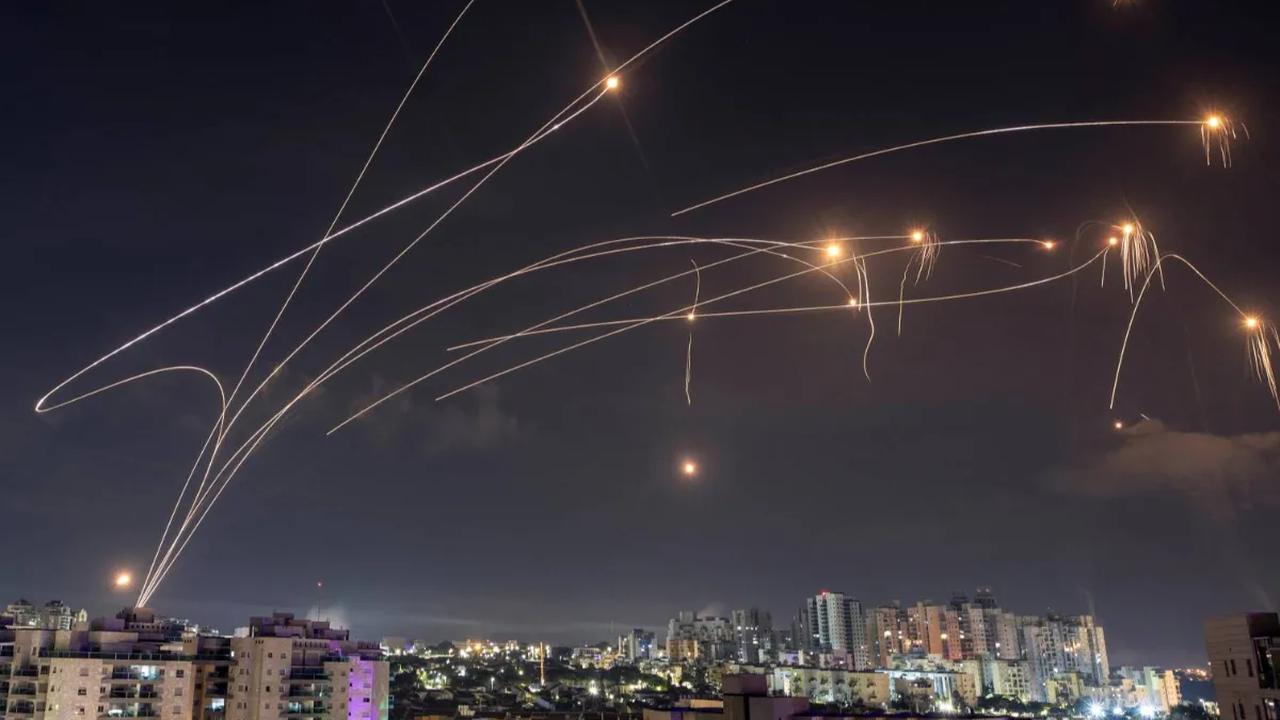 Sistem pertahanan udara Israel, Iron Dome tak mampu menghalau ribuan roket Hamas yang terus meluncur ke wilayah Israel.<br><br>Roket-roket milik Hamas itu diluncurkan dari Jalur Gaza, Palestina.<br>