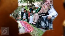 Istri mendiang Gus Dur, Sinta Nuriyah terharu saat berdoa di makam Gus Dur di komplek pesantren Tebuireng, Jombang, Jatim, Selasa (4/8/2015). Ziarah tersebut bertepatan dengan hari lahir Gus Dur. (Liputan6.com/Johan Tallo)
