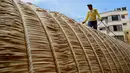 Pekerja sedang menyelesaikan bagian atas perahu 'Viracocha III' di kota La Paz Bolivia (19/10). Perahu ini akan digunakan mengarungi Samudera Pasifik selama enam bulan dari Cile ke Australia. (Reuters/David Mercado)