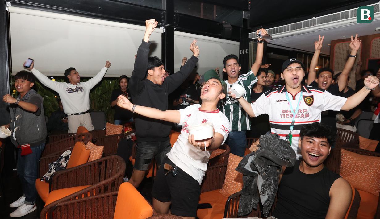<p>Fans Setan Merah melakukan selebrasi saat Roaring Night Manchester City vs Manchester United di Babahramu Dine &amp; Bar, Episode Hotel, Gading Serpong, Tangerang, Minggu (3/3/2024). (Bola.com/M Iqbal Ichsan)</p>