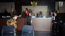 Mantan hakim Mahkamah Konstitusi (MK) Patrialis Akbar (tengah) usai menjalani sidang pembacaan tuntutan di Pengadilan Tipikor, Jakarta, Senin (14/8). Patrialis Akbar dituntut hukuman 12 tahun 6 bulan penjara. (Liputan6.com/Helmi Fithriansyah)