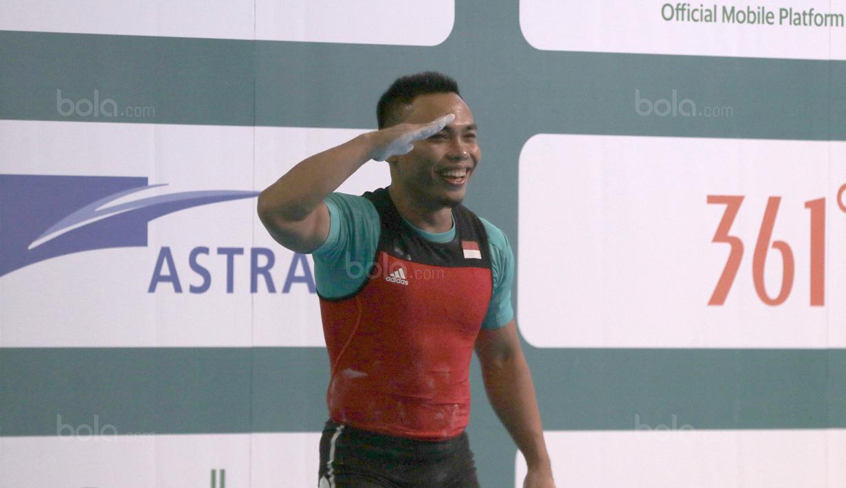 Lifter Indonesia, Eko Yuli Irawan memberikan hormat usai memastikan kemenagan pada kelas 62 kg di Hall A Arena PRJ, Jakarta, Rabu (11/2/2018). Eko berhasil menyabet medali emas. (Bola.com/Nicklas Hanoatubun)