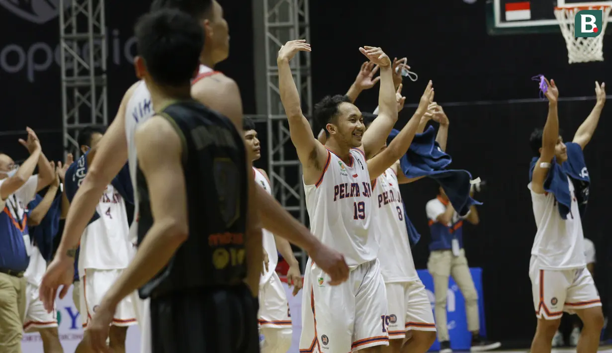 Tim basket Pelita Jaya merayakan kemenangan atas West Bandits Solo pada laga seri I IBL 2022 di Hall Basket GBK, Jakarta, Jumat (21/01/2022). Pelita Jaya menang dengan skor 87-81. (Bola.com/M Iqbal Ichsan)