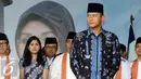Istri Agus Harimurti Yudhoyono, Annisa Pohan (kedua kiri) hadir dalam pelepasan bakal calon gubernur/wakil di Wisma Proklamasi Jakarta, Senin (24/10). Pasangan Agus-Sylvi akan mengikuti penetapan cagub DKI Jakarta. (Liputan6.com/Helmi Fithriansyah)