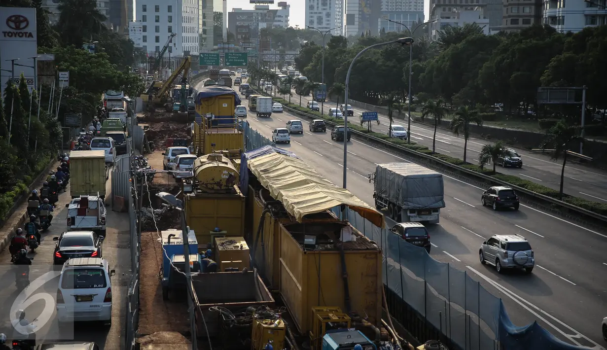 Gubernur DKI Jakarta, Basuki Tjahaja Purnama  (Ahok) menyatakan, pembebasan lahan yang sulit membuat pembangunan MRT Jakarta yang sedang digarap saat ini mengalami sedikit kendala, Jakarta, Senin (28/3/2016). (Liputan6.com/Faizal Fanani)