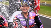 Pembalap Prima Pramac Racing, Jorge Martin merayakan kemenangannya dalam balapan sprint race MotoGP Grand Prix Australia di Philip Island pada 19 Oktober 2024. (William WEST/AFP)