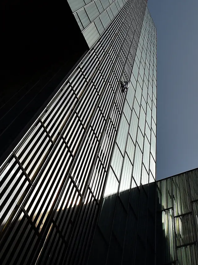 Nekat, Pria Inggris Panjat Gedung Pencakar Langit di Barcelona Tanpa Alat Pengaman