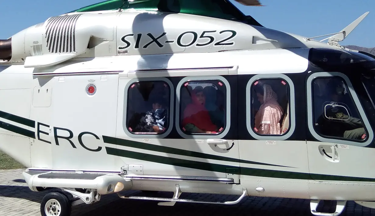 Aktivis Pakistan dan penerima Nobel Perdamaian Malala Yousafzai berada dalam helikopter saat tiba di Kota Swat, Pakistan (31/3). Malala kembali ke Pakistan untuk pertama kalinya sejak dia diserang. (AFP Photo/Abdul Majeed)