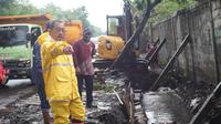 Wakil Wali Kota Surabaya Armuji saat meninjau normalisasi saluran air. (Dian Kurniawan/Liputan6.com)