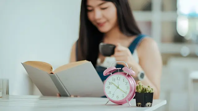 Ilustrasi pengelolaan waktu dalam bekerja/copyright Freepik/jcomp