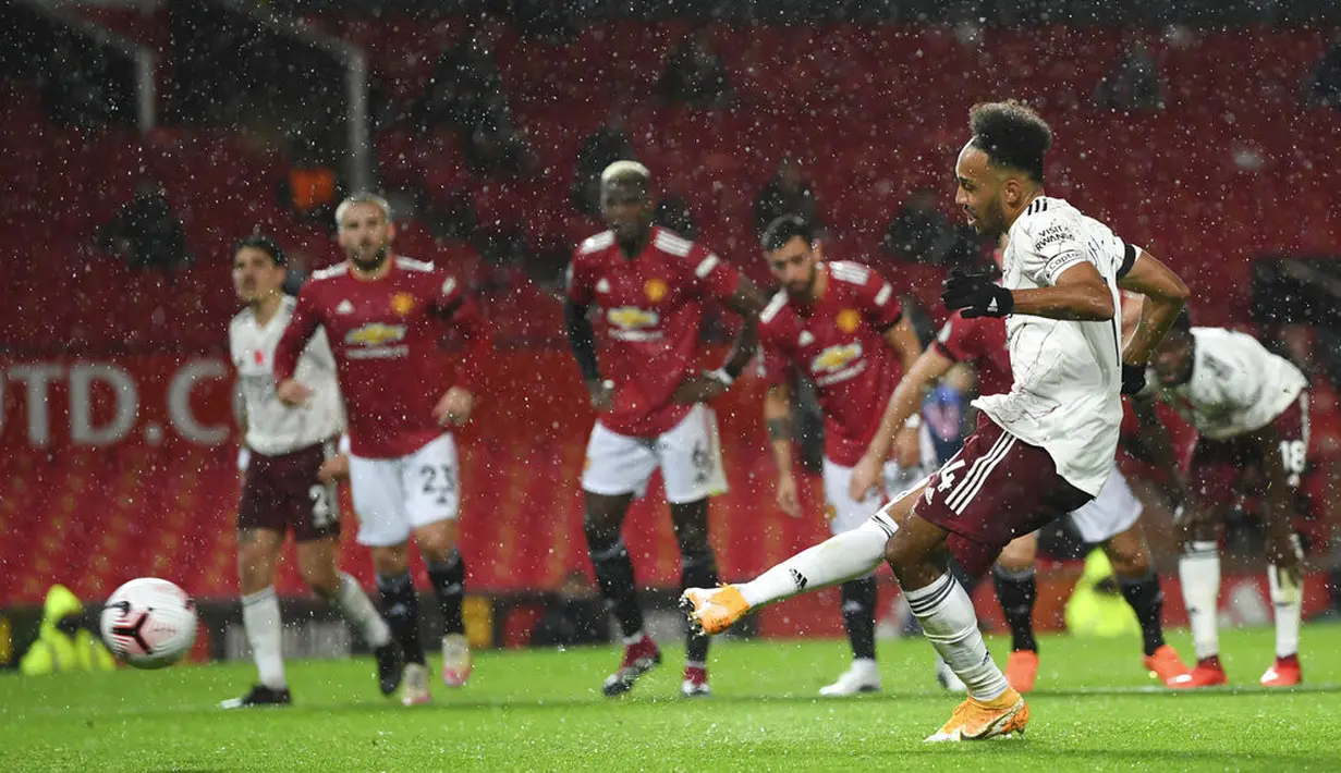 Pemain Arsenal Pierre-Emerick Aubameyang mencetak gol ke gawang Manchester United pada pertandingan Liga Premier Inggris di Stadion Old Trafford, Manchester, Inggris, Minggu (1/11/2020). Arsenal menang 2-0. (Shaun Botterill/Pool via AP)
