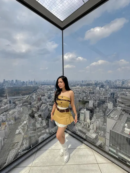 Rachel Vennya pamer body goals dengan pilihan outfitnya kali ini. Mengenakan atasan tanpa tali yang serasi dengan rok mininya, Rachel memadukannya dengan high boots putih, tampilan hot mom bak remaja. Foto: Instagram.