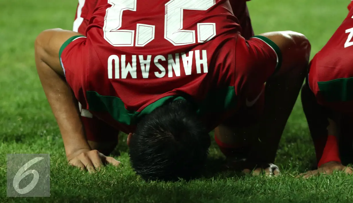 Bek Timnas Indonesia, Hansamu Yama Pranata bersujud usai mencetak gol ke gawang Thailand di final pertama Piala AFF 2016, Stadion Pakansari, Bogor, Rabu (14/12). Indonesia unggul 2-1 atas Thailand. (Liputan6.com/Helmi Fithriansyah)