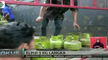 Warga rela mengantre panjang untuk membeli gas elpiji 3 kg saat operasi pasar di kawasan Sukmajaya, Depok, Kamis (7/12) pagi.