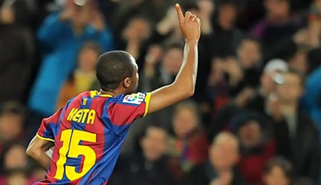 Gelandang Barcelona Seydou Keita merayakan gol ke gawang Real Zaragoza dalam lanjutan La Liga di Nou Camp pada 5 Maret 2011. AFP PHOTO/LLUIS GENE