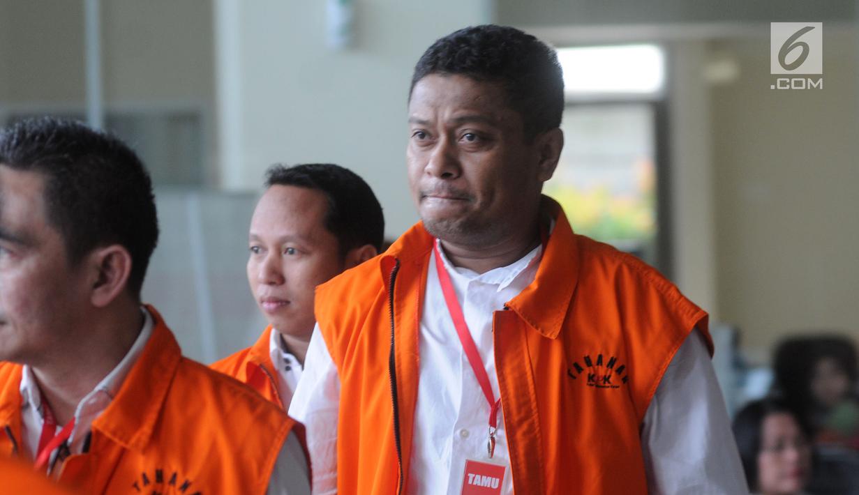 Ekspresi Bupati Buton Selatan nonaktif Agus Feisal Hidayat (kanan) saat tiba di Gedung KPK, Jakarta, Jumat (22/6). KPK menahan Agus Feisal karena diduga menerima suap proyek di wilayah Kabupaten Buton Selatan. (Merdeka.com/Dwi Narwoko)