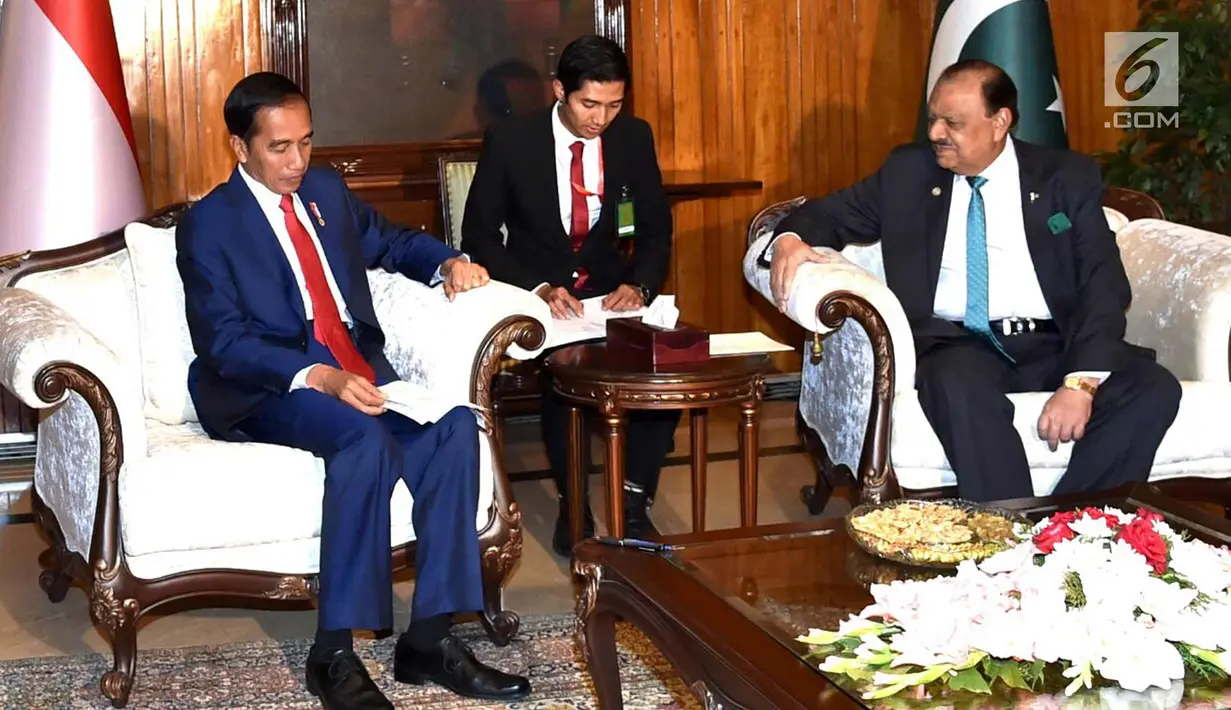 Presiden Joko Widodo berbincang dengan Presiden Pakistan Mamnoon Hussain di Istana Kepresidenan Aiwan-e-Sadr, Islamabad, (26/1). Pertemuan membahas pemberlakuan Preferential Trade Agreement (PTA) 2013. (Liputan6.com/Pool/Rusman Biro Pers Setpres)
