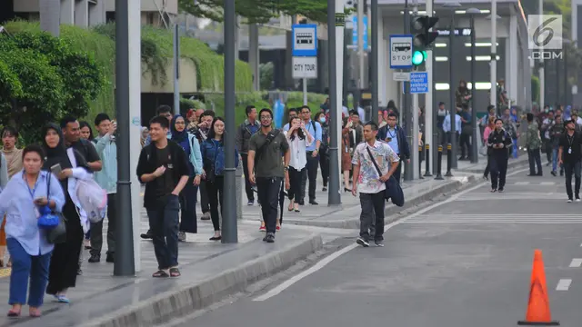Jalan Ditutup, Para Pekerja di Kawasan Thamrin Harus Berjalan Kaki