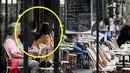 <p>Foto Shin Min Ah dan Kim Woo Bin yang diambil dari kejauhan. (Foto: @ixww99 on Weibo via Allkpop)</p>