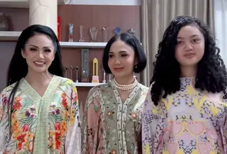 Krisdayanti, Yuni Shara, dan Amora saat Buka Puasa Bersama kompak pakai kaftan. [@krisdayantilemos]