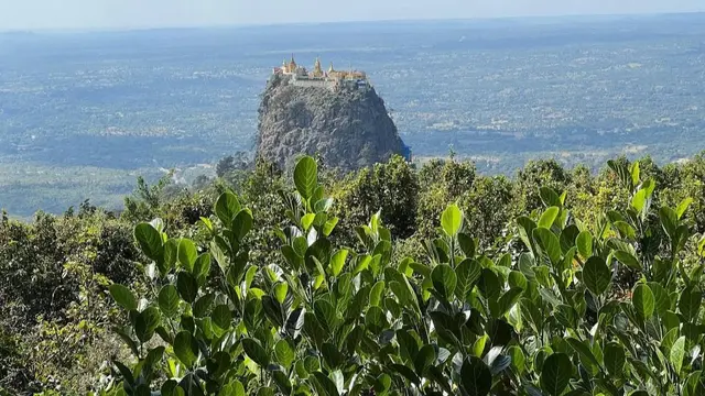 Gunung Popa di Myanmar dari jauh