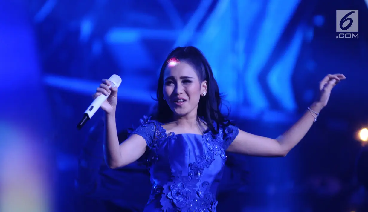 Pedangdut Ayu Ting Ting saat menghibur penonton pada perayaan HUT Indosiar ke-23 di Jakarta Convention Center (JCC), Kamis (11/1). Ayu Ting Ting dan Zaskia Gotik membawakan lagu sambalado dan tarik selimut. (Liputan6.com/Helmi Fithriansyah)