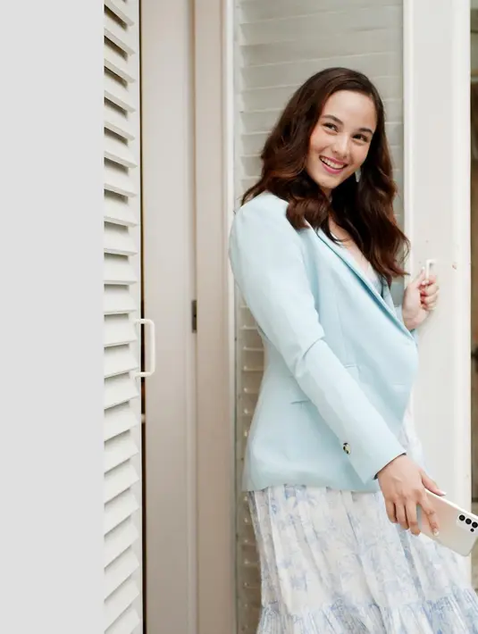 Inspirasi spring outfit yang elegan, bisa pilih dress dengan aksen rok plisket yang dipadukan dengan blazer seperti look Chelsea Islan satu ini. [Foto: IG/chelseaislan].