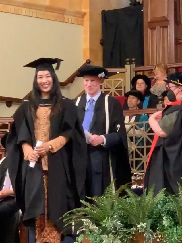 7 Momen Wisuda Mezzaluna Putri Bimbim Slank di University of Birmingham