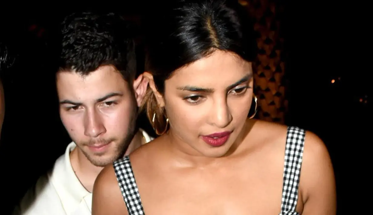 Nick Jonas dan Priyaka Chopra kini sudah mulai terang-terangan mengenai hubungan mereka. (Hindustan Times)