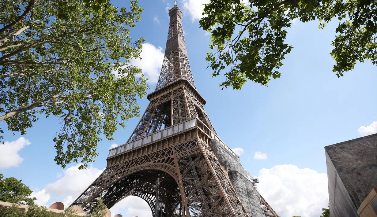 Menara Eiffel terlihat di Paris, Prancis, Kamis (18/6/2020). Menara Eiffel akan kembali dibuka pada 25 Juni mendatang. (Xinhua/Gao Jing)