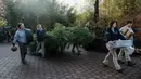 Pegawai Smithsonian National Zoo membawa bambu ke truk pengangkut FedEx ketika panda raksasa Bei Bei meninggalkan kebun binatang tersebut di Washington DC, Selasa (19/11/2019). Sebelum Bei Bei, dua panda lain bernama Tai Shan dan Bao Bao juga sudah lebih dulu dikirim ke China. (AP/Michael A. McCoy)