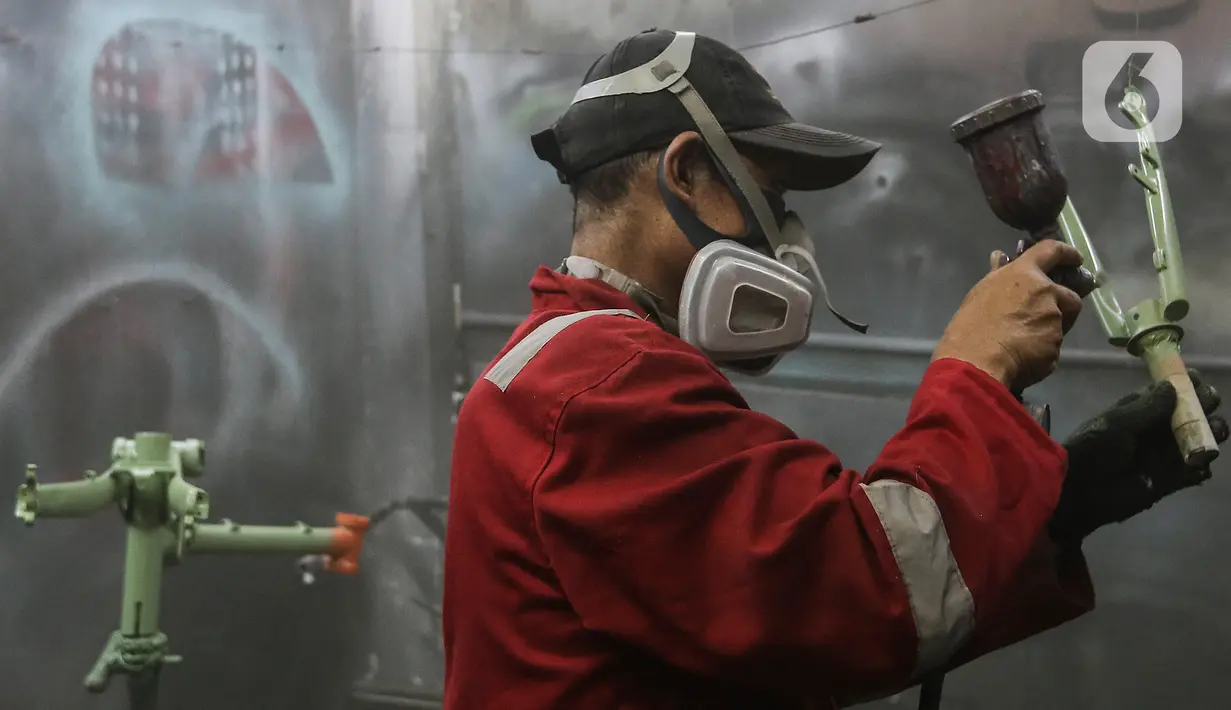 Pekerja Recycle Painting mengerjakan restorasi sepeda di Workshopnya kawasan bintaro, Jakarta, Sanin (1/3/2021). Harga restorasi bervariasi dengan harga 500.000 ribu sampai 2.500.000 ribu rupiah, tergantung tingkat kesulitan dan permintaan orang yang akan merestorasi. (Liputan6.com/Johan Tallo)