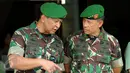 Pangdam Jaya, Mayjen Teddy Lhaksmana WK (kiri) berbincang bersama Komandan Kodiklat TNI AD, Letjen TNI Agus Sutomo usai apel bersama Satuan Jajaran Kodam Jaya di Makodam Jaya, Jakarta, Kamis (17/9/2015). (Liputan6.com/Helmi Fithriansyah)