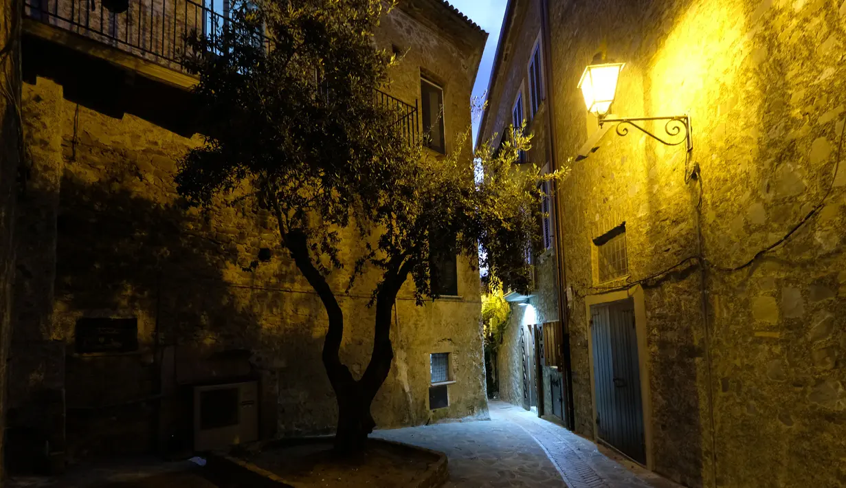 Sebuah jalan yang diambil pada malam hari di Kota Acciaroli, selatan Italia. Yang menarik, penduduk Acciaroli rata-rata mengadopsi kebiasaan makan Mediterania yang terdiri dari ikan, minyak zaitun, dan herbal rosemary. (AFP PHOTO/Mario Laporta)