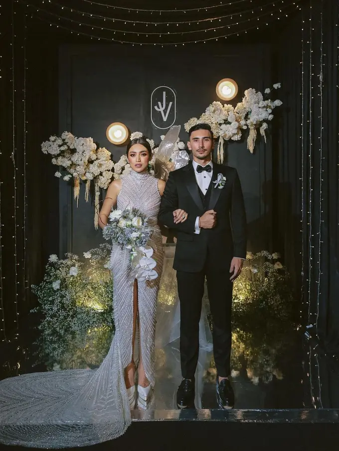 Tampil Glamor, Gaun Malam Jessica Iskandar Bertabur 30ribu Kristal